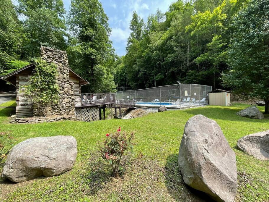 Beautiful Chalet With Fireplace And Large Game Room 개틀린버그 외부 사진